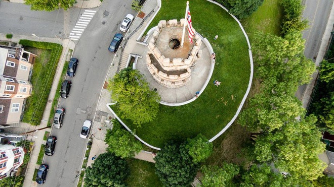 Theo sách "Lịch sử thế giới", nước Mỹ, tên gọi đầy đủ là Hợp chúng quốc Hoa Kỳ, hoặc Hợp chủng quốc Mỹ. Phần lớn lãnh thổ của Mỹ là thuộc địa của nước Anh, trước khi quốc gia này giành độc lập năm 1776.