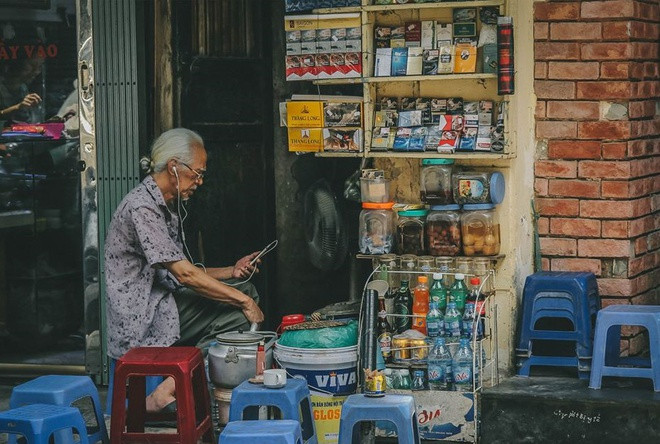 Ngày xưa, phố Hàng Buồm là nơi bán các loại buồm (may bằng vải hoặc đan bằng cói lác) dùng cho thuyền bè. Có tài liệu cho rằng nơi đây làm cói đan như bị, giỏ, chiếu, mành mành buồm nhưng thực tế loại hàng này được bán ở phố Hàng Chiếu, cách Hàng Buồm chỉ một đoạn. Ảnh: Hanoilove.