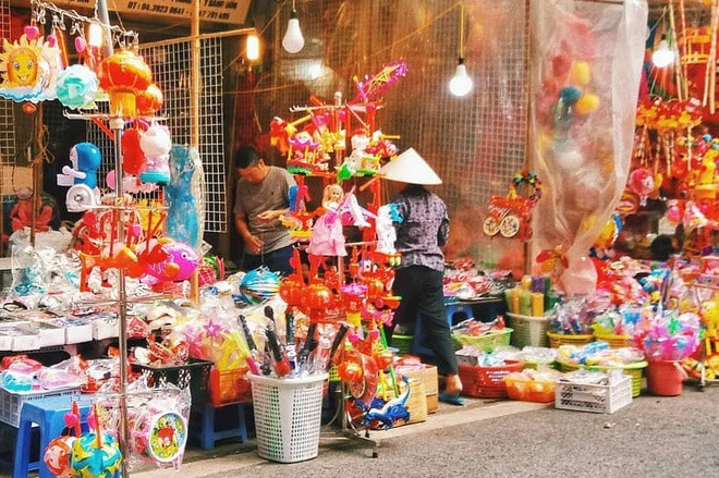 Phố Hàng Mã từ xưa đã là nơi bán các loại hàng mã với những đồ tùy táng bằng giấy, tre, gỗ... để cúng tiến cho người đã khuất. Ngày nay, Hàng Mã vẫn lưu giữ nét truyền thống đó với những dãy hàng bán đồ mã. Ngoài ra, vào những dịp lễ đặc biệt như Trung thu, nơi đây trở thành con phố nhộn nhịp với đủ các mặt hàng khác như đèn lồng, mặt nạ, trống ếch, trống cơm... Ảnh: N.myy_.