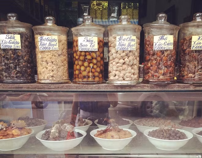 Hàng Đường là một trong những con phố tấp nập nhất trong 36 phố phường Hà Nội. Nơi đây thu hút rất nhiều du khách không chỉ bởi vị trí ở khu vực trung tâm phố cổ mà còn vì những cửa tiệm bán ô mai ngon nức tiếng đất Hà thành. Nếu có dịp đến thủ đô, không ai không ghé đến Hàng Đường để mua những gói ô mai về làm quà. Ảnh: Hangtu.qn.