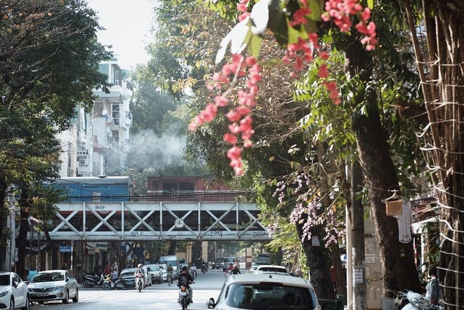 Phố Cửa Đông trước được gọi Cổng Tỉnh (có nghĩa cổng đi vào trong thành tỉnh), nằm ở chính Đông Thăng Long và là một dấu tích của thành Hà Nội xưa. Ngày nay, con phố dài 220 m, nối từ phố Hàng Gà đến phố Lý Nam Đế. Ảnh: Gemination.96.