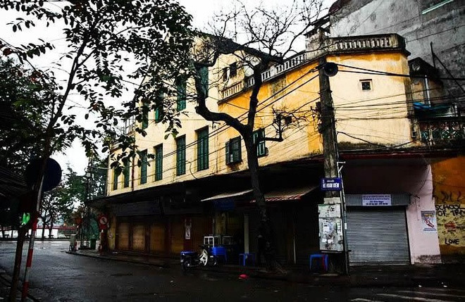 Là đoạn nối dài giữa Cầu Gỗ dẫn ra Đinh Tiên Hoàng và bờ hồ, phố Hoàn Kiếm là con phố ngắn nhất Hà Nội với độ dài chỉ khoảng 45m. Con phố này chỉ có một dãy bao gồm 5 ngôi nhà mang tên địa chỉ phố Hoàn Kiếm. Dãy còn lại là số phụ của phố Đinh Tiên Hoàng hoặc Cầu Gỗ. Ảnh: Miu Nguyen.