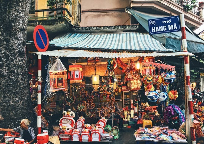 Theo PGS.TS Nguyễn Bích Hà, một nhà nghiên cứu nổi tiếng về Hà Nội, những phố khá cổ của thủ đô xưa cũ thường bắt đầu bằng tên “Hàng” như Hàng Cót, Hàng Chiếu, Hàng Buồm, Hàng Mã, Hàng Hòm, Hàng Quạt, Hàng Gà... Tên gọi của các phố này bắt nguồn từ việc trước đây họ bán gì thì họ lấy luôn tên gọi để đặt cho khu vực đó. Ảnh: Mazevietnam.