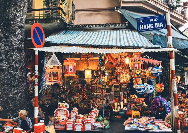 Theo PGS.TS Nguyễn Bích Hà, một nhà nghiên cứu nổi tiếng về Hà Nội, những phố khá cổ của thủ đô xưa cũ thường bắt đầu bằng tên “Hàng” như Hàng Cót, Hàng Chiếu, Hàng Buồm, Hàng Mã, Hàng Hòm, Hàng Quạt, Hàng Gà... Tên gọi của các phố này bắt nguồn từ việc trước đây họ bán gì thì họ lấy luôn tên gọi để đặt cho khu vực đó. Ảnh: Mazevietnam.