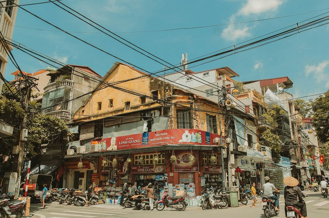 Khu " Hà Nội 36 phố phường" là một cách gọi không chính xác của khu phố cổ. Khu vực phố cổ hiện nay đã được liệt kê vượt qua con số 36 phố phường. Các con đường có trong 36 phố phường nằm ở cả bên trong và bên ngoài khu phố cổ. Do đó, cái tên này chỉ là một cách gọi ước lệ khu vực đô thị cổ. Ảnh: Hanoilove.