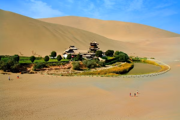 Sa mạc Gobi ở Mông Cổ và phía bắc Trung Quốc. Dù rất khô cằn, đây là sa mạc nổi tiếng bởi cảnh quan thiên nhiên tuyệt đẹp. Gobi được xem là sa mạc đẹp nhất trên thế giới.