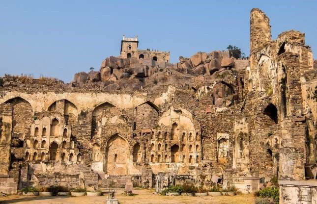  Pháo đài Golconda, Hyderabad, Ấn Độ: Pháo đài Golconda có từ thế kỷ 16, ở phía tây Hyderabad, miền Nam Ấn Độ. Công trình nằm sừng sững trên đỉnh ngọn đồi cao 120m. Năm 1867, pháo đài rơi vào tay quân đội Mughal và không còn được sửa chữa. Khu tàn tích là minh chứng cho sự giàu có của ngành buôn bán kim cương và sức mạnh của đế chế Ấn Độ.