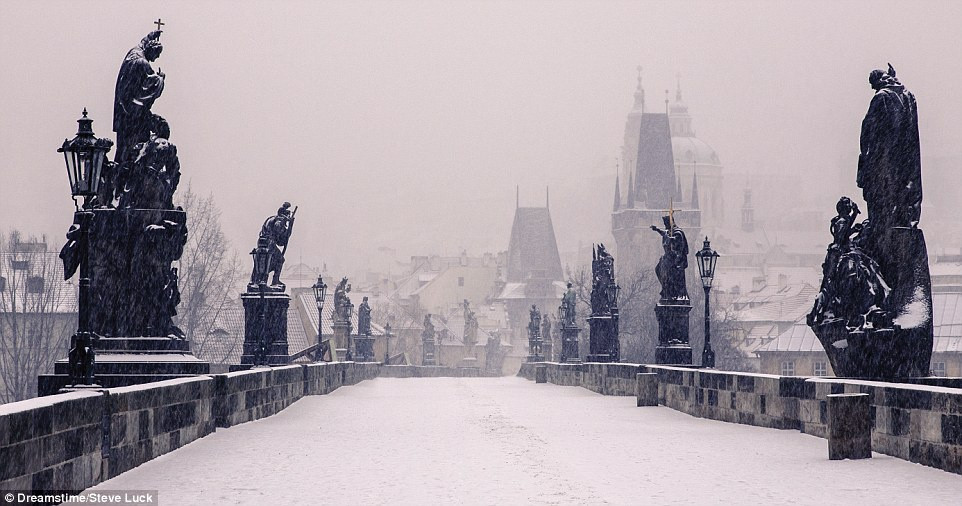  8. Charles-Prague - Cộng hòa Czech : Cây cầu được đặt tên theo Hoàng đế Charles IV ở Prague. Trước năm 1870, cây cầu chỉ có tên gọi đơn giản là "cầu đá". Được xây dựng trên sông Vltava giữa 1357 và 1402, cây cầu được làm từ đá sa thạch Bohemian, mỗi nhịp cầu có một bức tượng điêu khắc. Ngày nay, để bảo tồn những bức tượng cổ, người ta đã thay thế 30 bức tượng gốc trên cầu bằng các bản sao.