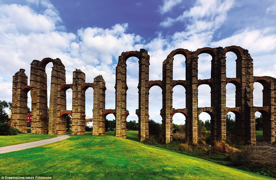  4. Aqueduct de los Milagros - Tây Ban Nha: Là cây cầu dẫn nước có từ thời La Mã cổ đại. Cây cầu có nhiệm vụ dẫn nước từ sông Albarregas ở Tây Ban Nha đến thành phố La Mã Emerita Augusta. Aqueduct de los Milagros được xây dựng vào khoảng năm 100 TCN, thời điểm kỹ thuật xây dựng của người La Mã cổ đạt đến đỉnh cao dưới sự trị vì của Trajan. Chiều cao tối đa của cầu là 29 m và khoảng cách dài nhất giữa các trụ là 4,5 m.