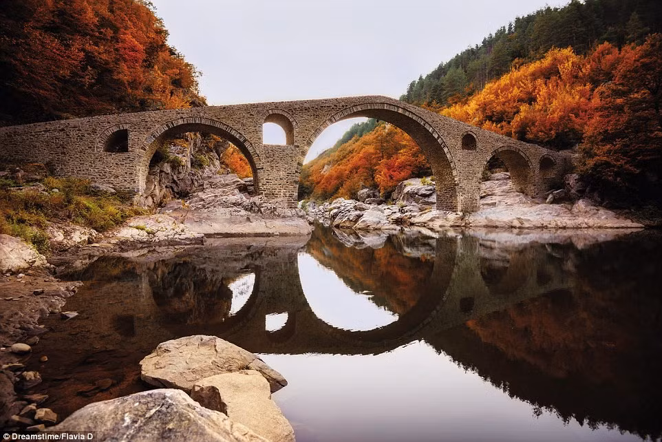  7. Dyavolski Most (Devil's Bridge) - Bulgari: Cây cầu thuộc Ardino, Bulgari, là một trong nhiều cây cầu đại diện cho kĩ thuật xây dựng của người Ottoman. Được xây dựng từ giữa năm 1515 đến năm 1518, cây cầu băng qua sông Arda.