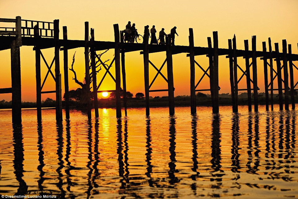  5. U Bein - Myanmar: Cây cầu gỗ U Bein ở Myanmar được xây dựng từ năm 1849 đến năm 1851, bắc qua hồ Taung Tha Man, sử dụng gỗ từ một cung điện bị phá hủy. Trong tổng số 1.086 trụ đỡ bằng gỗ, đã có nhiều trụ phải thay thế bằng bê tông do xuống cấp. Cầu dài khoảng 1,2 km với chín nhịp cầu.