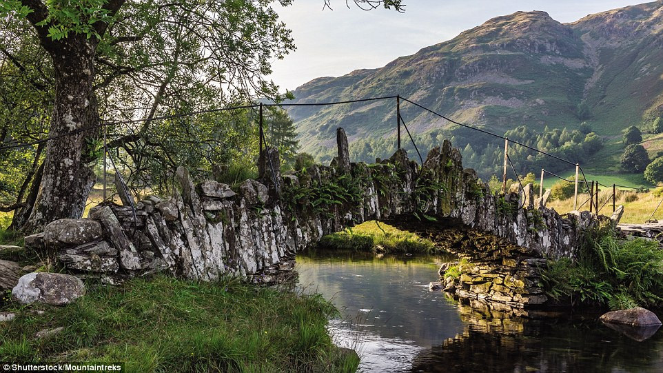  3. Slaters - Anh: Cây cầu được xây dựng vào cuối thế kỷ 18 bắc qua Sông Brathay. Cầu Slaters ở Cumbria, Anh có các voussoirs (đá vòm) dài 1,3 m. Chiều rộng chỉ hơn 1 m, khiến cho việc di chuyển trên cầu khá khó khăn.