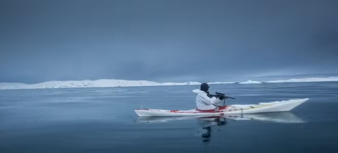 Nhiếp ảnh gia Matthieu Paley khám phá vùng đất Isortoq của Greenland, một quốc gia tự trị thuộc Đan Mạch, trong tháng 12/2013. Khu vực quanh năm phủ tuyết này là nơi sống của 64 người, bao gồm cả trẻ em. Cuộc sống gần như bị cô lập khiến các hộ gia đình phải tự săn bắn để đảm bảo cuộc sống.