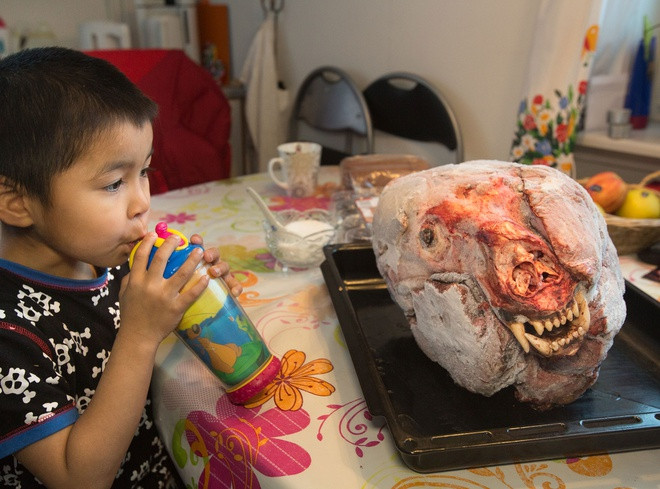 Người dân ở Isortoq ăn thịt mọi loài động vật họ có thể săn bắn. Thức ăn của họ thường là cá, chim, vịt trời, hải cẩu hay thậm chí là gấu bắc cực. Phần đầu đông lạnh của một con gấu trắng nằm trên bàn ăn của gia đình khi họ chuẩn bị lấy thịt từ nó để nấu đồ ăn.