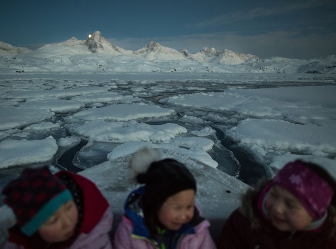 br/> Do nằm sát Bắc Cực nên Greenland nói chung và khu vực Isortoq nói riêng, quanh năm bị tuyết bao phủ. Thực vật ở đây chỉ có cơ hội phát triển trong những tháng mùa hè ngắn ngủi. Chính vì thế, nguồn thức ăn chủ yếu là thịt. Họ là những người ăn thịt giỏi nhất thế giới.