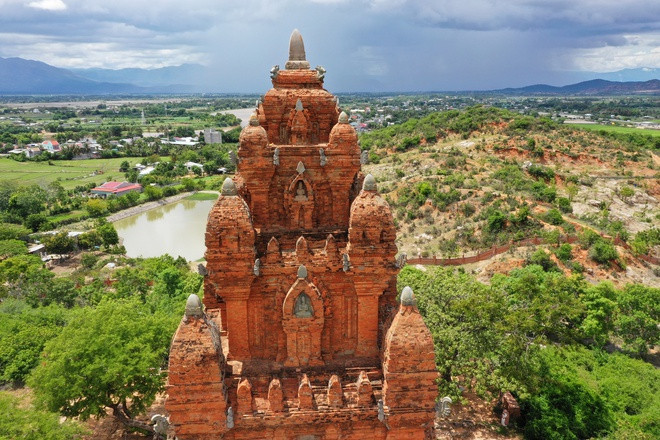 Phan Rang - Tháp Chàm là thành phố có tên dài nhất Việt Nam hiện nay. Tên thành phố có đến 4 từ và 16 chữ cái. Trong lịch sử, vùng đất Phan Rang - Tháp Chàm đã trải qua nhiều lần chia tách, tái lập, thay đổi địa danh và địa giới hành chính. Có những giai đoạn, Phan Rang và Tháp Chàm là những đơn vị hành chính riêng biệt. Địa danh ghép Phan Rang - Tháp Chàm chính thức ra đời từ năm 1948, do chính quyền cách mạng đặt. Ảnh: Tran An.