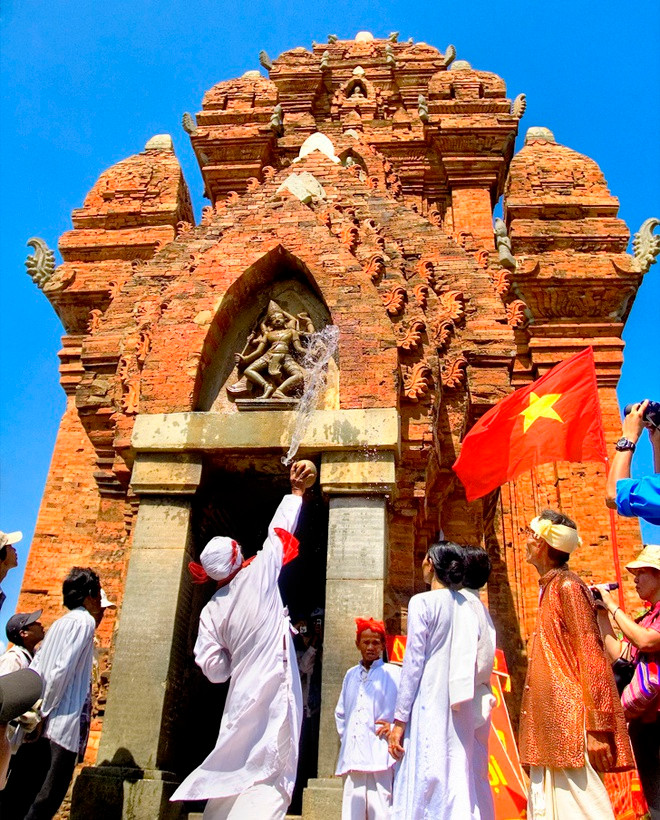 Katê là lễ hội truyền thống của người Chăm theo đạo Bàlamôn, diễn ra đầu tháng 7 hàng năm theo lịch Chăm (khoảng tháng 9-10 dương lịch). Lễ hội nhằm tưởng nhớ các vị thần linh, tổ tiên, cầu mưa thuận gió hòa, mùa màng tốt tươi, xóm làng bình yên. Các hoạt động đặc sắc của lễ hội Katê tại tháp Pô Klong Garai luôn thu hút sự quan tâm của nhiều người dân địa phương và du khách. Ảnh: Pham Song Binh.