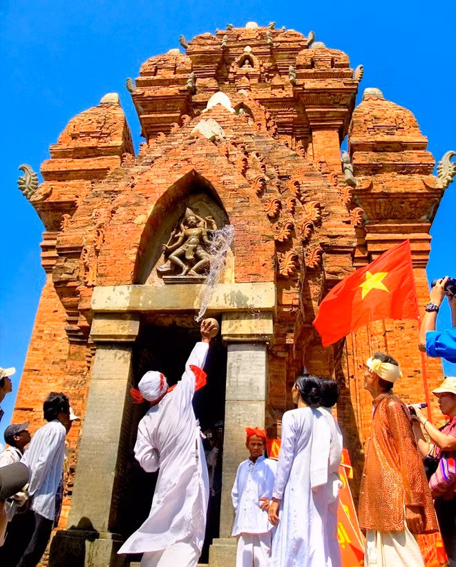 Katê là lễ hội truyền thống của người Chăm theo đạo Bàlamôn, diễn ra đầu tháng 7 hàng năm theo lịch Chăm (khoảng tháng 9-10 dương lịch). Lễ hội nhằm tưởng nhớ các vị thần linh, tổ tiên, cầu mưa thuận gió hòa, mùa màng tốt tươi, xóm làng bình yên. Các hoạt động đặc sắc của lễ hội Katê tại tháp Pô Klong Garai luôn thu hút sự quan tâm của nhiều người dân địa phương và du khách. Ảnh: Pham Song Binh.