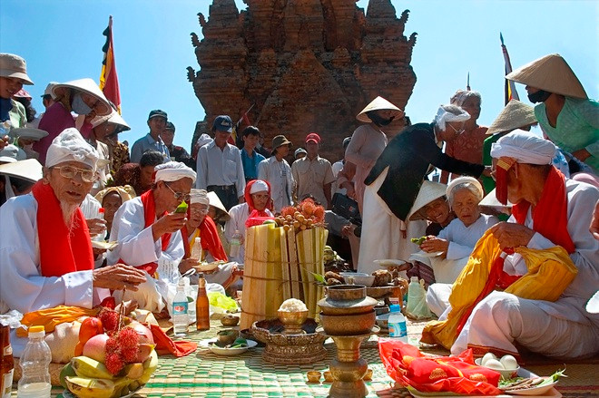 Năm 2017, lễ hội Katê của người Chăm ở Ninh Thuận được công nhận di sản văn hóa phi vật thể quốc gia. Cùng năm, nghệ thuật làm gốm truyền thống của người Chăm làng Bàu Trúc, Ninh Thuận cũng được đưa vào danh mục này. Tìm hiểu những nét văn hóa Chăm độc đáo là trải nghiệm thú vị, du khách không nên bỏ lỡ khi đến vùng đất Ninh Thuận nắng gió.