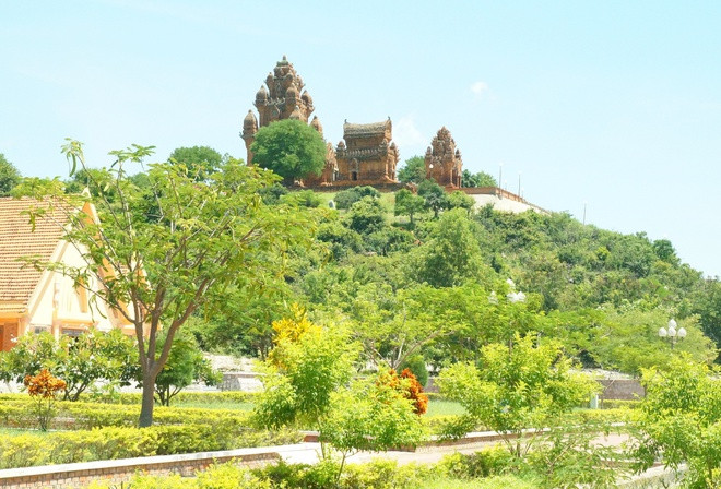 Tháp Pô Klong Garai tọa lạc trên ngọn đồi Trầu cao gần 70 m, thuộc phường Đô Vinh, TP Phan Rang - Tháp Chàm. Có ý kiến lý giải rằng theo truyền thuyết, vua Pô Klong Garai thời trẻ đi buôn trầu từng nghỉ chân tại ngọn đồi này, nên người ta gọi nơi đây là đồi Trầu. Đứng tại tháp Pô Klong Garai trên đồi Trầu, du khách có thể quan sát toàn cảnh thành phố với tầm nhìn tuyệt đẹp, nhất là thời điểm hoàng hôn buông xuống. Ảnh: Hòa Thiện.
