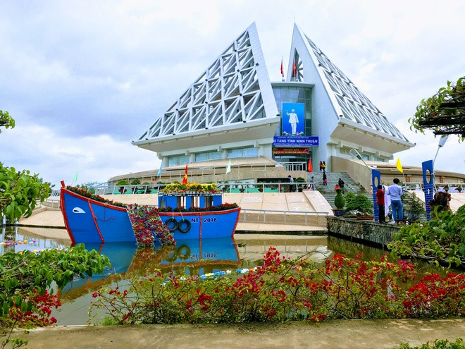 TP Phan Rang - Tháp Chàm hiện là trung tâm chính trị, kinh tế, văn hóa và khoa học kỹ thuật của Ninh Thuận. Ngược dòng lịch sử từ thời các chúa Nguyễn, vùng đất Phan Rang luôn giữ vai trò lỵ sở, có ý nghĩa đặc biệt quan trọng với Ninh Thuận. Năm 1992, tỉnh Ninh Thuận được tái lập, thị xã Phan Rang - Tháp Chàm trở thành tỉnh lỵ. Đến năm 2007, trên cơ sở toàn bộ diện tích, dân số và các đơn vị hành chính của thị xã, Chính phủ quyết định thành lập TP Phan Rang - Tháp Chàm. Ảnh: Phạm Công Vĩnh Thắng.