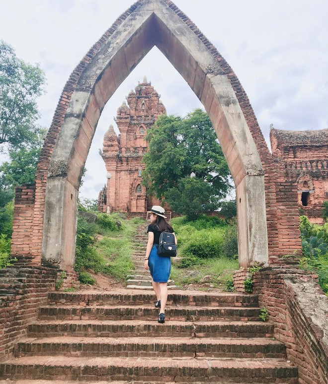Tháp Pô Klong Garai, còn gọi Tháp Chàm, là di tích kiến trúc, nghệ thuật mang đậm dấu ấn văn hóa Chăm còn tồn tại khá nguyên vẹn ở Ninh Thuận. Công trình được xây dựng khoảng cuối thế kỷ 13, đầu thế kỷ 14, thờ vua Pô Klong Garai, người được đồng bào Chăm tôn kính, nhớ ơn vì đã có công giúp dân làm thủy lợi. Hiện tháp Pô Klong Garai là điểm du lịch thu hút nhiều du khách check-in khi đến thành phố này.