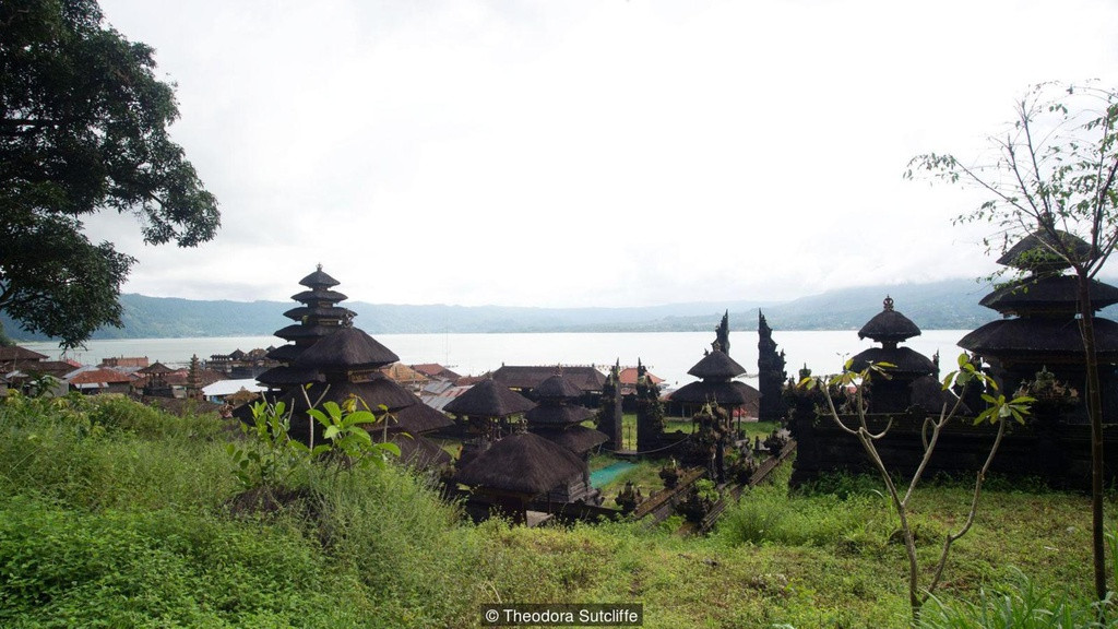 Tập tục phơi xác người chết ở làng Trunyan trên đảo Bali cũng có nét tương đồng với tục đào xác người chết, tắm rửa và đưa về thăm nhà của bộ tộc Toraja ở phía nam đảo Sulawesi, Indonesia. Ảnh: Theodora Sutcliffe.