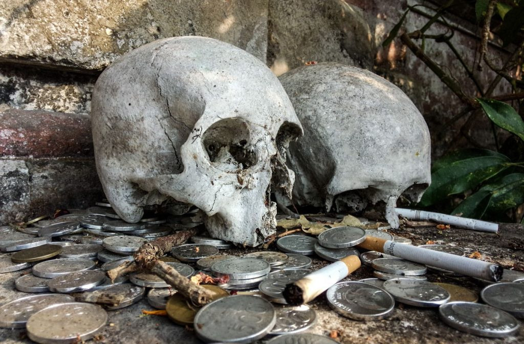 Hai tập tục này đều nhằm tôn vinh những người đã khuất, thể hiện lòng biết ơn, tình yêu lòng tôn kính với tổ tiên của mình. Ảnh: Bali Adventours.