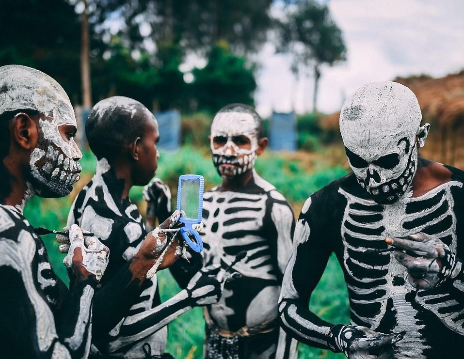 Họ sẽ tự vẽ và mặc quần áo được làm từ lông vũ, ngọc trai và da động vật. Ảnh: Pinterest.