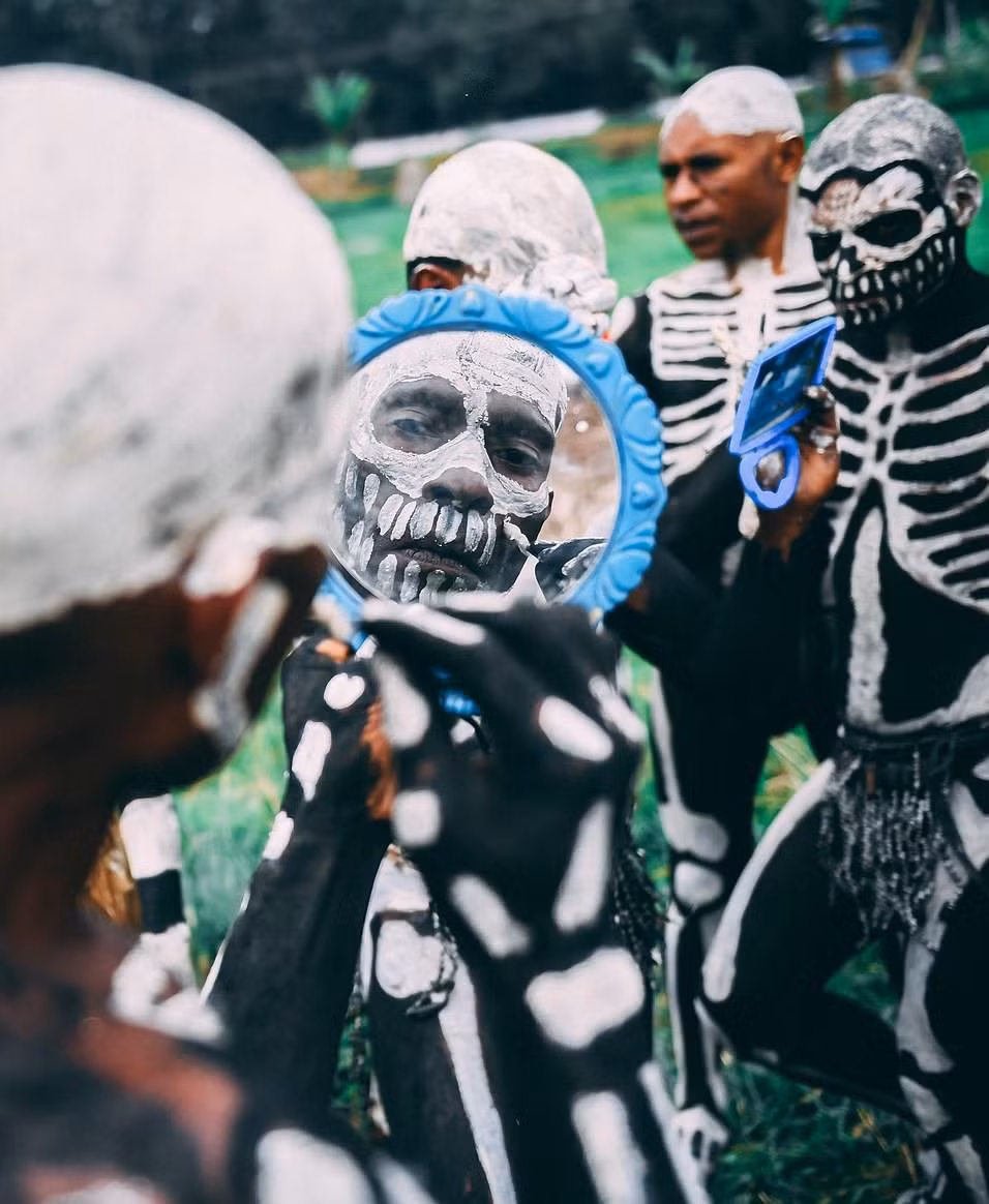 Năm 1934, việc lần đầu tiên tiếp xúc với thế giới phương Tây đã đưa gương cầm tay vào đời sống của người dân trong bộ lạc, giúp họ hoàn thiện hơn khi tự vẽ màu sơn lên cơ thể. Ảnh: Daily Mail.