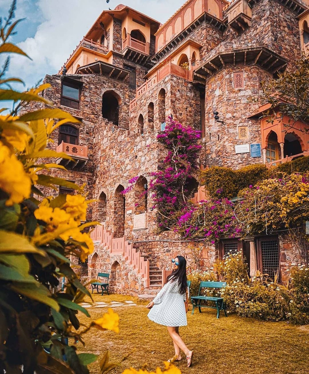 Khách sạn nổi tiếng nhất trong số đó là Neemrana Fort Palace ở Rajasthan. Đây là pháo đài, cung điện cổ có từ thế kỷ 15. Ảnh: saneagulati, wovoyage.