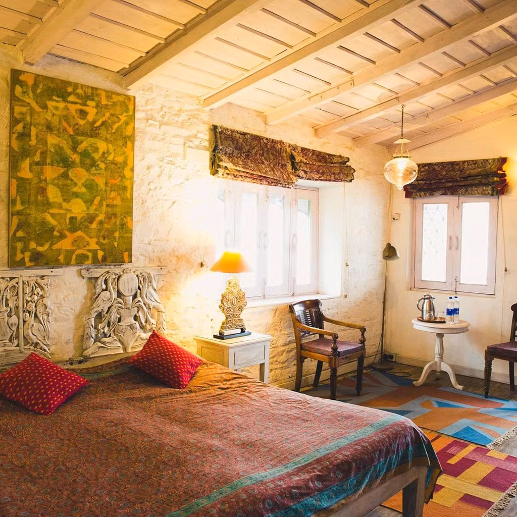 Khách sạn này tập trung mang đến những trải nghiệm địa phương cho khách du lịch. Các nhân viên tại đây đều là dân địa phương. Du khách tới đây sẽ được tìm hiểu văn hóa, trải nghiệm ẩm thực vùng miền trong không gian nghỉ dưỡng xưa cũ. Ảnh: neemrana.hotels.