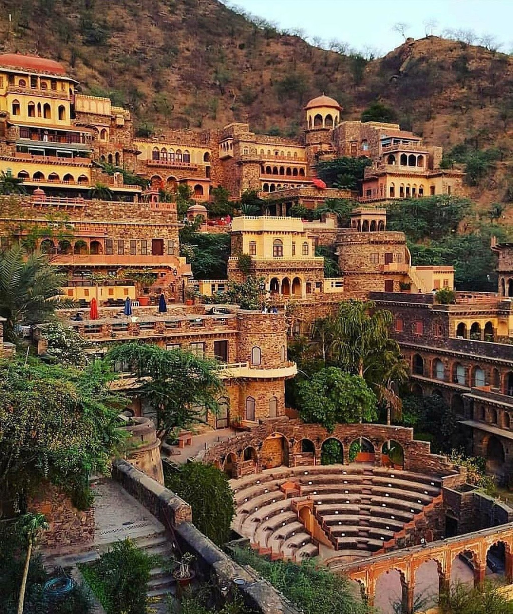 Vị này đã thực hiện ý tưởng biến các công trình kiến trúc cổ hư hại thành khu nghỉ dưỡng. Ảnh: nikitachawla_, holidaying.travel.