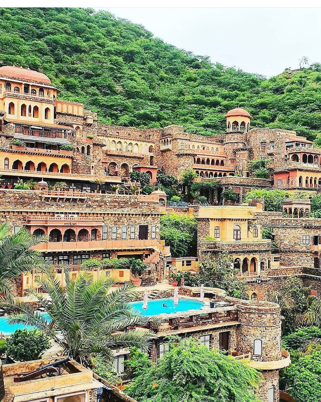 Năm 2000, khách sạn này đạt giải thường Intach-Satte của quỹ di sản văn hóa và nghệ thuật quốc gia Ấn Độ về du lịch và tôn tạo. Năm 2004, Neemrana cũng được đề cử giải Aga Khan, giải thưởng kiến trúc danh giá tại các quốc gia Hồi giáo. Ảnh: holidaying.travel.