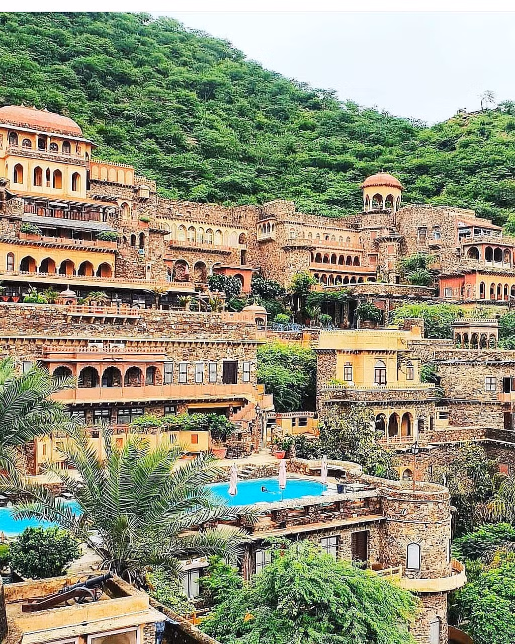 Năm 2000, khách sạn này đạt giải thường Intach-Satte của quỹ di sản văn hóa và nghệ thuật quốc gia Ấn Độ về du lịch và tôn tạo. Năm 2004, Neemrana cũng được đề cử giải Aga Khan, giải thưởng kiến trúc danh giá tại các quốc gia Hồi giáo. Ảnh: holidaying.travel.