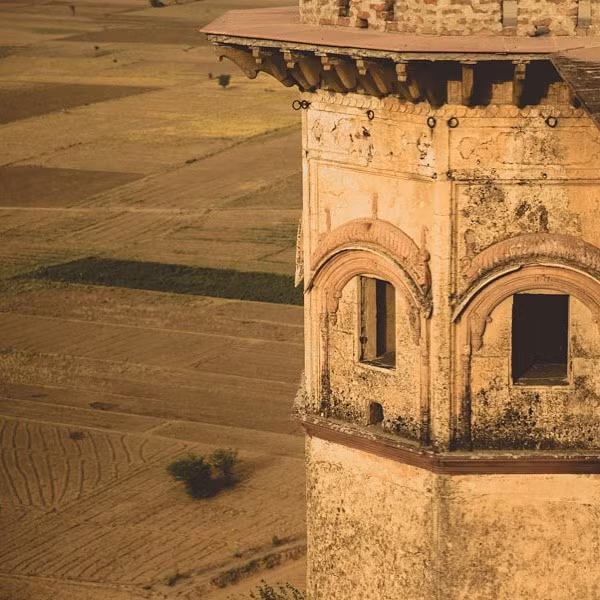 Họ bắt đầu bằng cách mua pháo đài Neemrana. Neemrana Fort Palace chính thức mở cửa đón khách từ năm 1991. Ảnh: asmitachauhan4, neemrana.hotels.