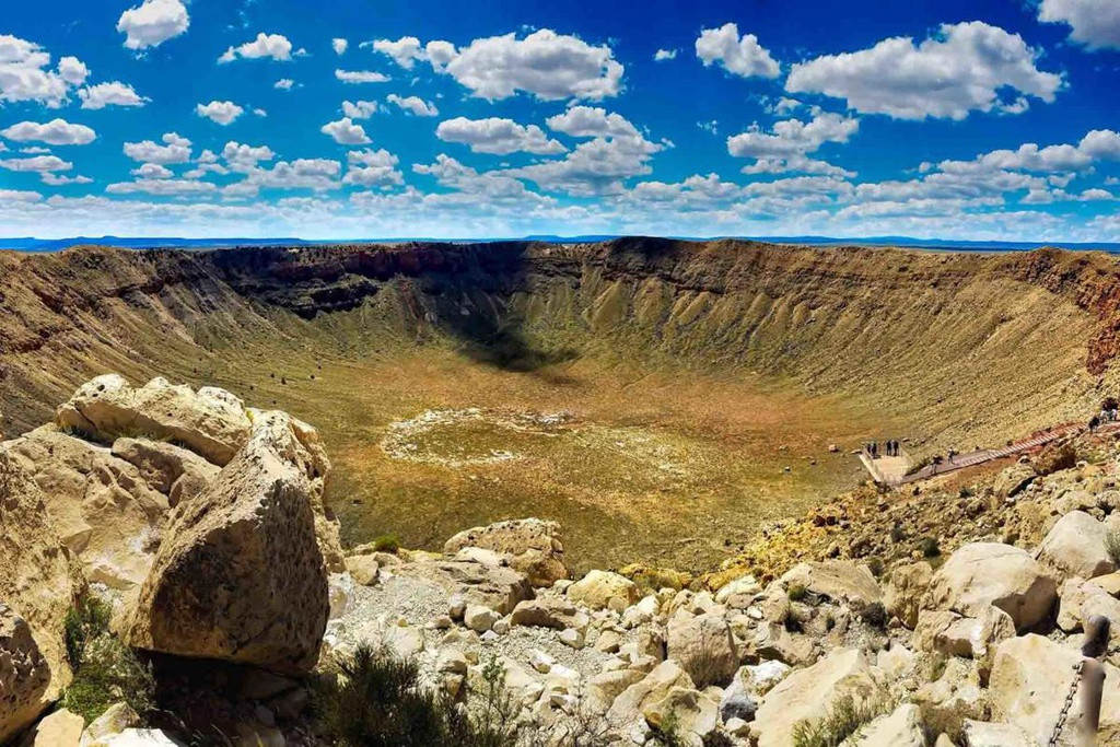  Hố Meteor (Arizona, Mỹ): Hố này còn được biết đến với tên Barringer (đặt theo tên người đầu tiên phát hiện nó là kết quả của va chạm thiên thạch). Hiện tại, hố Meteor thuộc sở hữu của gia đình Barringer. Nó không được xem như một di tích quốc gia. Ảnh: East Valley Tribune.