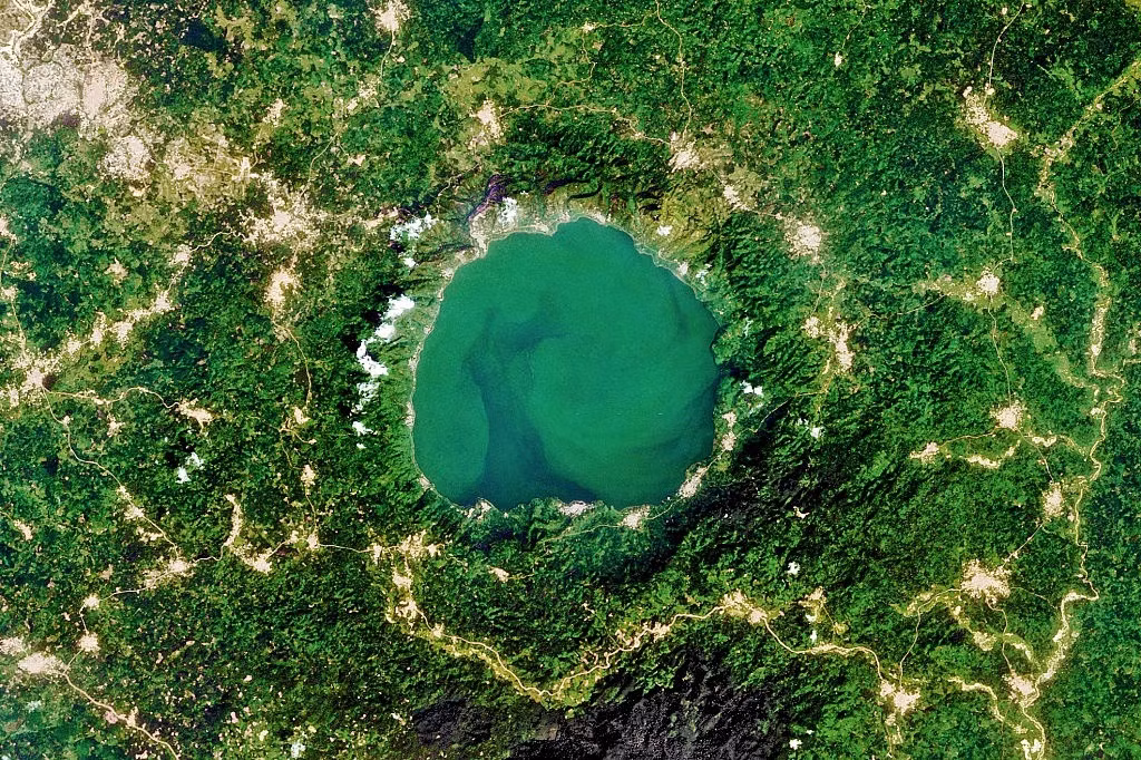  Hồ Bosumtwi (Ghana): Đây là hồ nước tự nhiên được hình thành khi một thiên thạch đường kính khoảng 2 km rơi xuống Trái Đất. Với người địa phương, hồ nước này còn là thánh địa thiêng liêng. Ảnh: Getty.