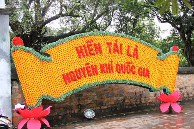 "Hiền tài là nguyên khí quốc gia. Nguyên khí thịnh, đất nước mạnh và càng lớn lao. Nguyên khí suy, thế nước yếu mà càng xuống thấp. Bởi vậy, các bậc vua tài giỏi đời xưa chẳng có đời nào lại không chăm lo nuôi dưỡng và đào tạo nhân tài, bồi đắp thêm nguyên khí". Đó là câu nói nổi tiếng, đi vào sử sách của danh sĩ, nhà giáo Thân Nhân Trung thời Hậu Lê.