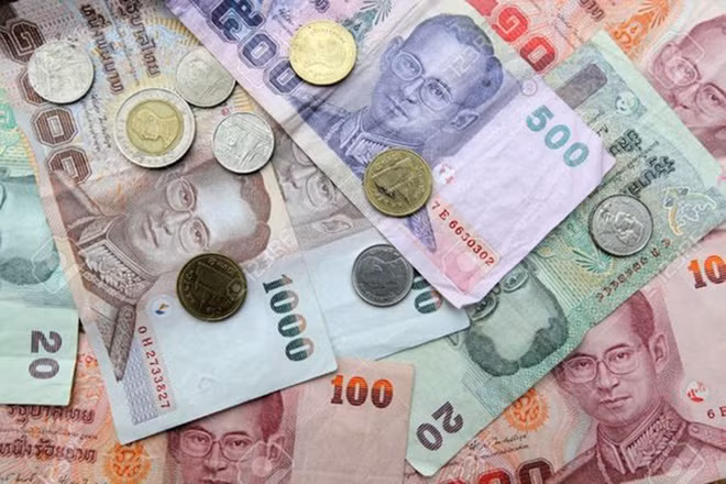 Theo sách “Những phong tục tập quán trên thế giới”, luật pháp Thái Lan quy định giẫm lên tiền, dù vô tình hay cố ý, đều là hành vi phạm luật. Tại quốc gia này, vua rất được tôn kính, được in hình lên tiền.