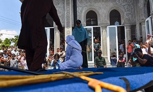 Theo BBC, tại vương quốc Brunei, bộ luật Sharia của người Hồi giáo quy định tội ngoại tình có thể bị ném đá đến chết. Đây là một trong những bộ luật ghê rợn trên thế giới, đang nhận phải sự phản ứng gay gắt của nhiều người.