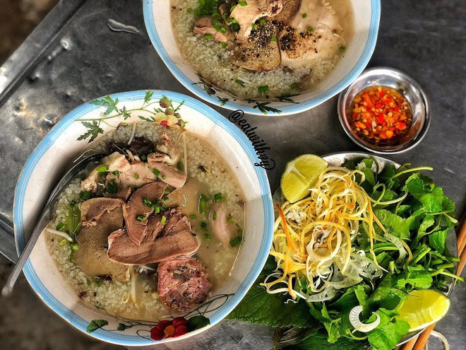 Huyện Châu Thành A được nhiều người biết đến với đặc sản cháo lòng Cái Tắc trứ danh. Món ăn này có hương vị riêng, hấp dẫn thực khách, dù cũng được chế biến từ các nguyên liệu quen thuộc như gạo, tim, gan, phèo, phổi, thịt heo, rau đắng... Ảnh: Hải Vy Đoàn.