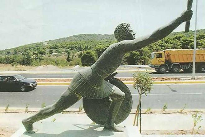 Theo sách "100 trận đánh lẫy lừng trên thế giới", sau khi quân đội Hy Lạp giành chiến thắng ở trận Marathon (năm 490 TCN), Pheidippides đã chạy liên tục, vượt quãng đường hơn 42 km để về Athens báo tin chiến thắng. Tới nơi, chiến binh này chỉ kịp nói “chúng ta đã chiến thắng” rồi gục xuống và ra đi mãi mãi. Hình ảnh đó đi vào lịch sử, trở thành cảm hứng cho sự ra đời của môn chạy Marathon ở các kỳ Olympic ngày nay.