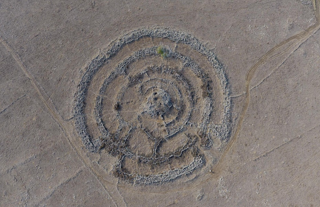 Nhìn bằng mắt thường, bạn có thể cảm nhận quy mô lớn của di tích cự thạch cổ đại Rujm el-Hiri trên cao nguyên Golan, vùng núi phía nam dãy Đông Lebanon. Công trình gồm có một vòng tròn lớn bằng đá bazan và 4 vòng tròn đồng tâm nhỏ hơn. Được phát hiện vào năm 1967 bởi các nhà khảo cổ học Israel, Rujm el-Hiri có niên đại 3.000 năm trước Công nguyên. Không ai biết người đã xây dựng những vòng tròn đá kỳ lạ này.