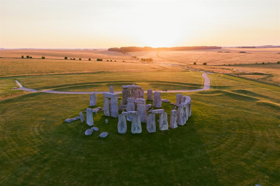 Vòng tròn Stonehenge được tạo ra từ những viên đá đặc biệt trên đồng bằng Salisbury, Anh. Là tượng đài thời tiền sử nổi tiếng nhất châu Âu, Stonehenge được xây dựng từ cuối thời kỳ đồ đá mới, vào khoảng 2.500 năm trước Công nguyên. Cùng với vòng tròn Avebury gần đó, công trình này là Di sản Thế giới được UNESCO công nhận. Cách di chuyển những tảng đá khổng lồ từ Pembrokeshire tới đây và dựng chúng lên đến nay vẫn là một bí ẩn.