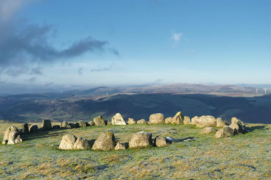 Moel Ty Uchaf là một vòng tròn đá gần làng Llandrillo, Denbighshire, xứ Wales. Vòng tròn có đường kính 12 m được tạo thành bởi 41 viên đá cổ bao quanh. Dù có kích thước nhỏ hơn so với các công trình nổi tiếng khác song vòng tròn này gần như hoàn hảo.