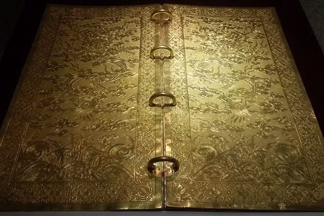 Bài thơ Đế hệ thi trọn vẹn có nội dung như sau: Miên Hường Ưng Bửu Vĩnh / Bảo Quý Định Long Trường / Hiền Năng Kham Kế Thuật / Thế Thoại Quốc Gia Xương. Ảnh: Báo Đảng Cộng sản.