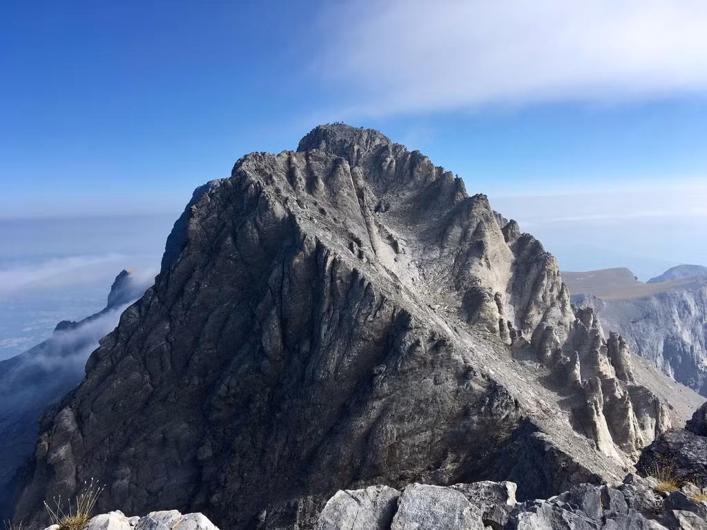  Tự hào có điểm cao nhất Hy Lạp: Đỉnh Mytikas của núi Olympus cao khoảng 2.918 m so với mực nước biển, và là điểm cao nhất ở Hy Lạp. Trong tiếng Hy Lạp, từ Mytikas có nghĩa là chiếc mũi. Ảnh: Pinterest.