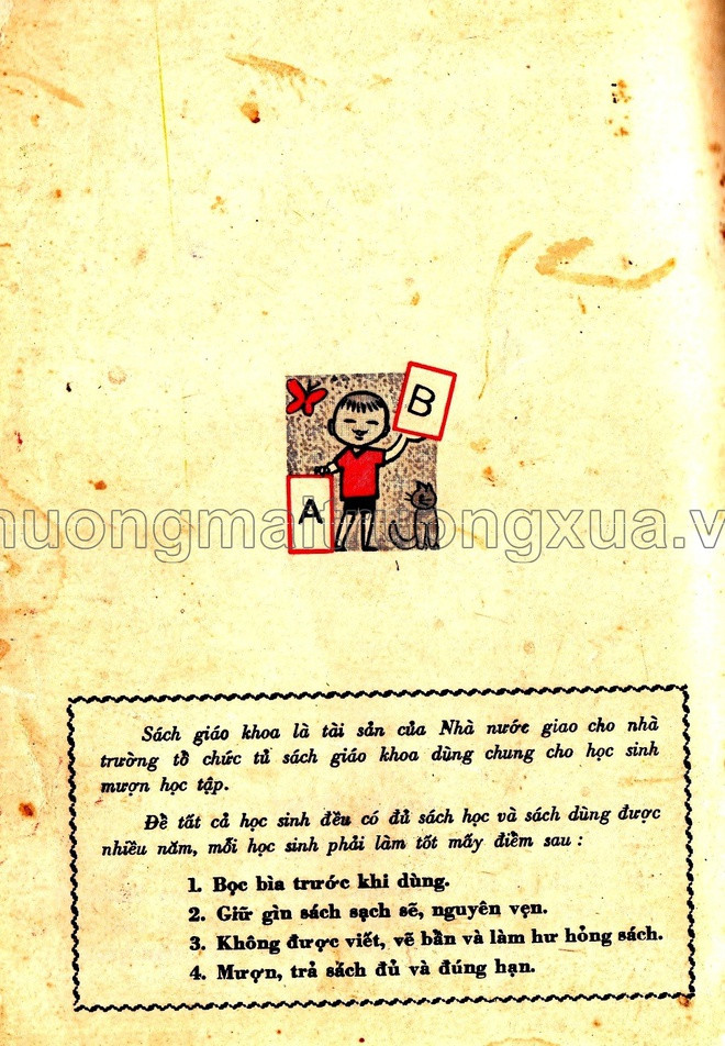 Mặt sau của sách Học vần lớp 1, tập 1 năm 1977, bổ sung phần hướng dẫn học sinh sử dụng, bảo quản sách. Sách giáo khoa trong giai đoạn này được giao cho học sinh dùng chung, vì thế, các em phải tuân theo hướng dẫn sử dụng. Hướng dẫn bao gồm 4 điều, dạy học sinh phải biết bọc bìa, giữ gìn sách sạch sẽ, không được viết, vẽ bẩn, làm hỏng sách và phải biết mượn, trả sách đủ, đúng hạn.