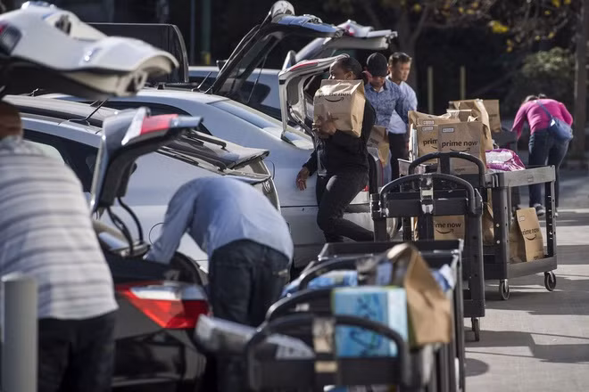 Treo dien thoai len cay de lua Amazon-Hinh-3